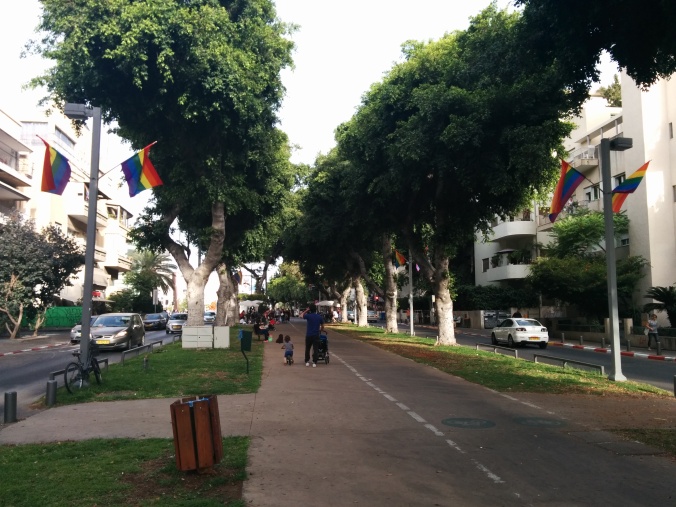 Ulice Tel Awiwu udekorowane tęczowymi flagami